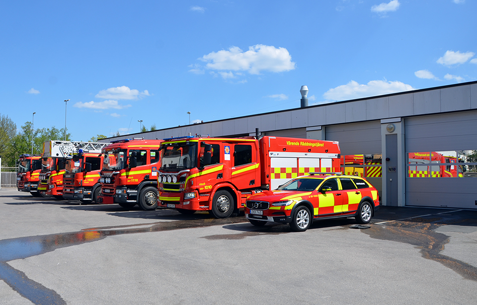 Brandbilar parkerade utanför brandstationen i Växjö