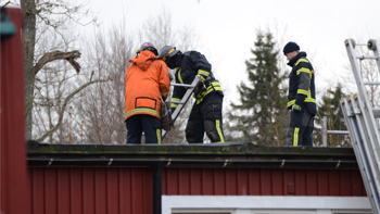 Brandmän på tak